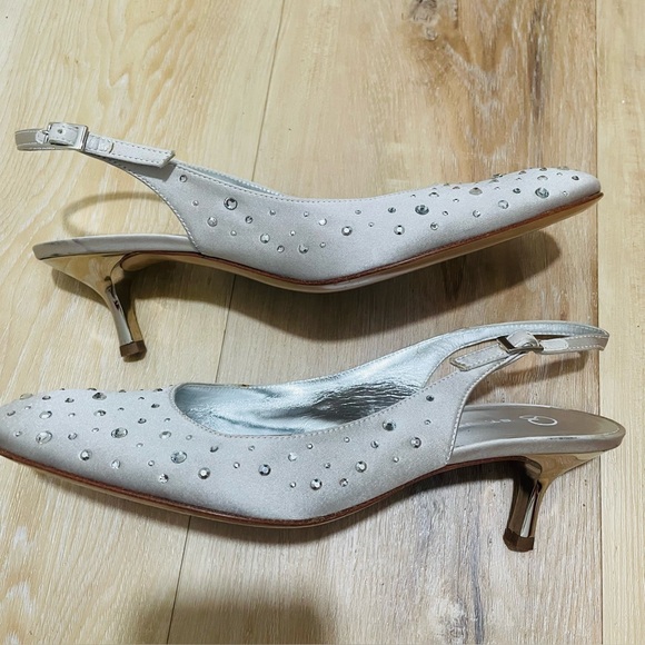 St. John slingback silver kitten heels - Picture 1 of 12